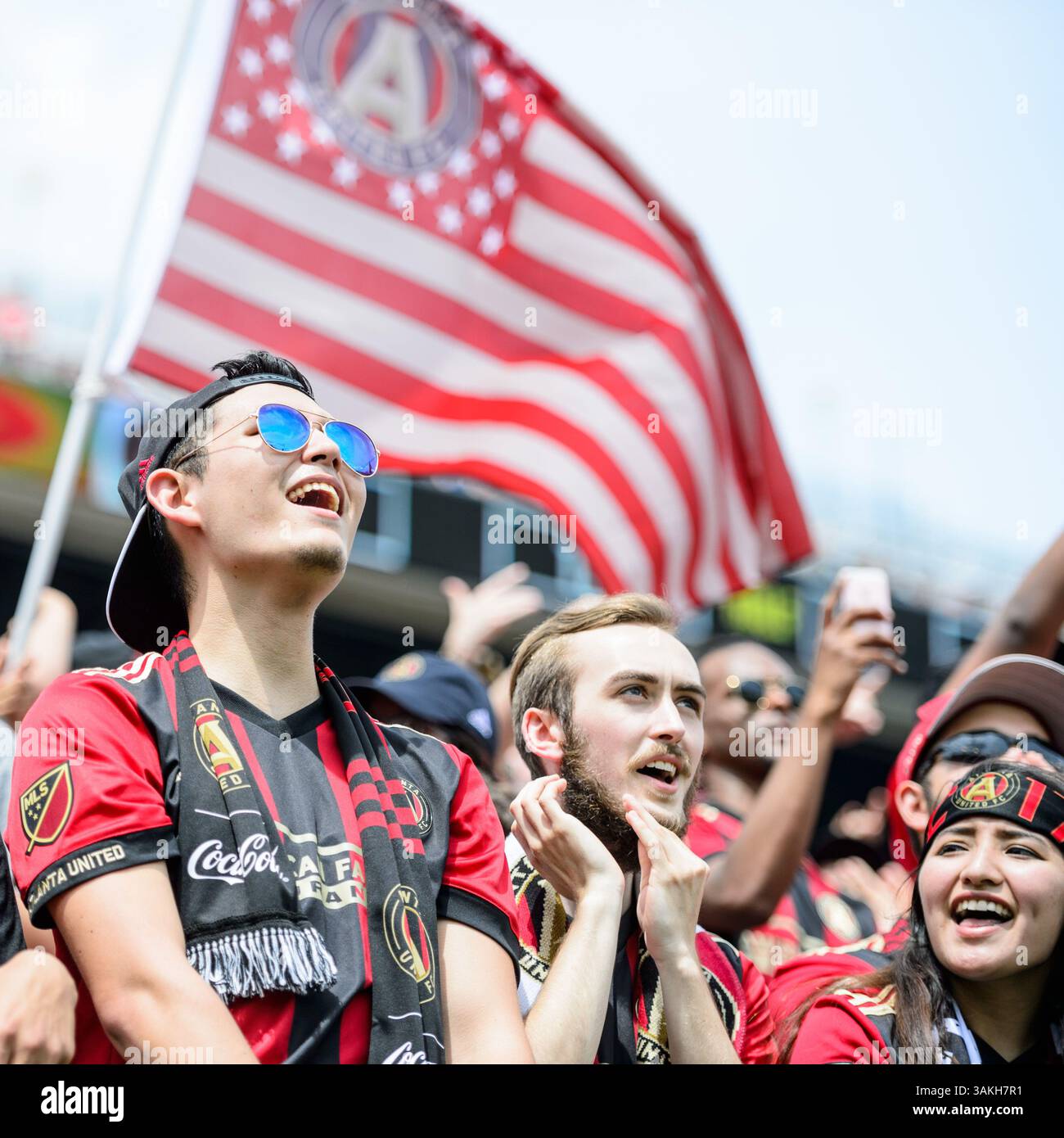 Fans von Atlanta United während des MLS-Fußballspiels zwischen DC United und Atlanta United im Bobby Dodd Stadium am Sonntag, den 30. April 2017 in Atlanta, GA. Jacob Kupferman/CSM(Kreditbild: &Copy; Jacob Kupferman/CSM via ZUMA Wire) Stockfoto
