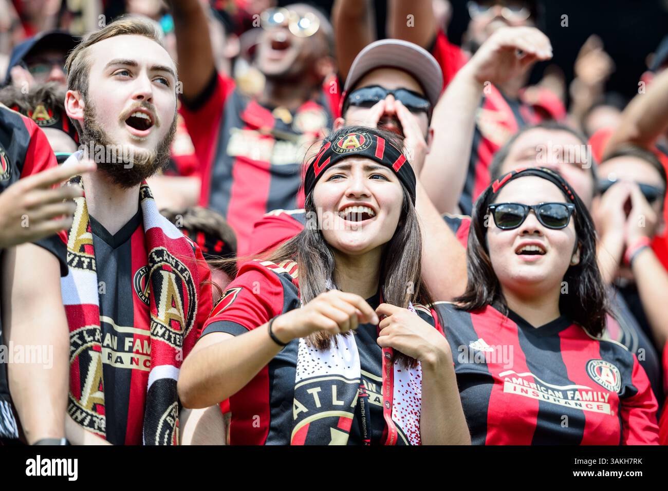 Fans von Atlanta United während des MLS-Fußballspiels zwischen DC United und Atlanta United im Bobby Dodd Stadium am Sonntag, den 30. April 2017 in Atlanta, GA. Jacob Kupferman/CSM(Kreditbild: &Copy; Jacob Kupferman/CSM via ZUMA Wire) Stockfoto
