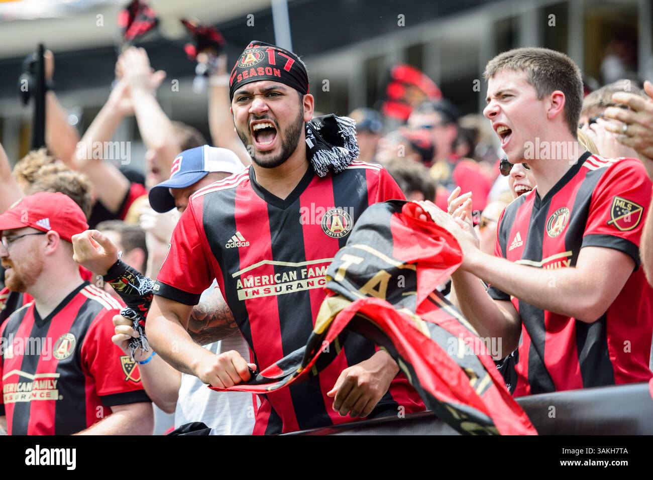 Fans von Atlanta United während des MLS-Fußballspiels zwischen DC United und Atlanta United im Bobby Dodd Stadium am Sonntag, den 30. April 2017 in Atlanta, GA. Jacob Kupferman/CSM(Kreditbild: &Copy; Jacob Kupferman/CSM via ZUMA Wire) Stockfoto