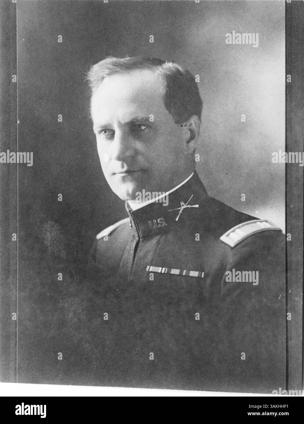 Ein formelles Porträt von Captain Walter Henry Johnson von der Nationalgarde von Minnesota, auf dem seine Militäruniform und -Abzeichen zu sehen sind. Stockfoto