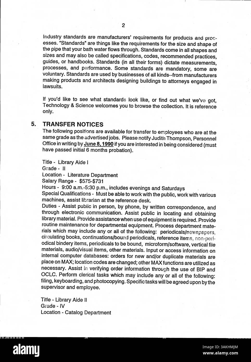 Dieses offizielle Bulletin soll die Mitarbeiter der Minneapolis Public Library über wöchentliche Updates, wichtige Hinweise und Bibliotheksaktivitäten im Laufe des Jahres 1990 informieren. Stockfoto