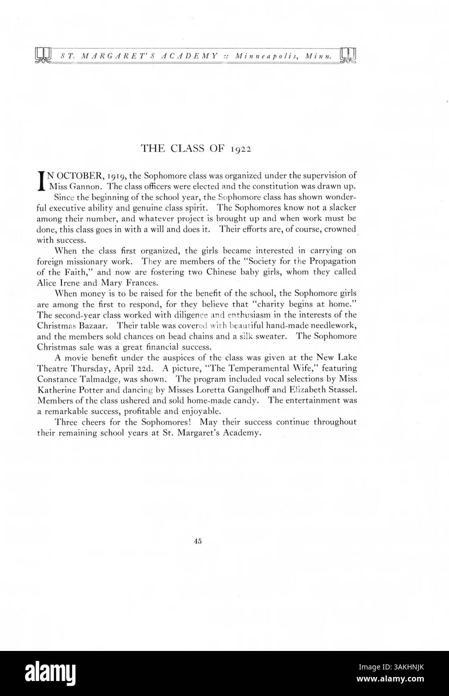 Das Jahrbuch „Dayesye 1920“ der St. Margaret's Academy dokumentiert die bedeutenden Momente und Errungenschaften von Schülern, Lehrern und Sportmannschaften im Schuljahr 1919-1920, einschließlich schulischer Veranstaltungen und außerschulischer Aktivitäten. Stockfoto