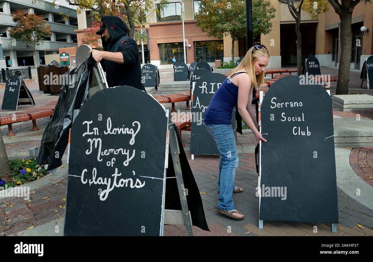 19. November 2013 – Modesto, Kalifornien, USA – auf der linken Seite arbeiten Bobby Hart und Kimberly Humke an der Einrichtung des 24. Tombstone auf der 10. Straße Plaza, um stillschweigende Proteste gegen Unternehmen und Clubs in der Innenstadt zu machen, die geschlossen haben. (Kreditbild: Debbie Noda/Modesto Bee/ZUMAPRESS.com) Stockfoto