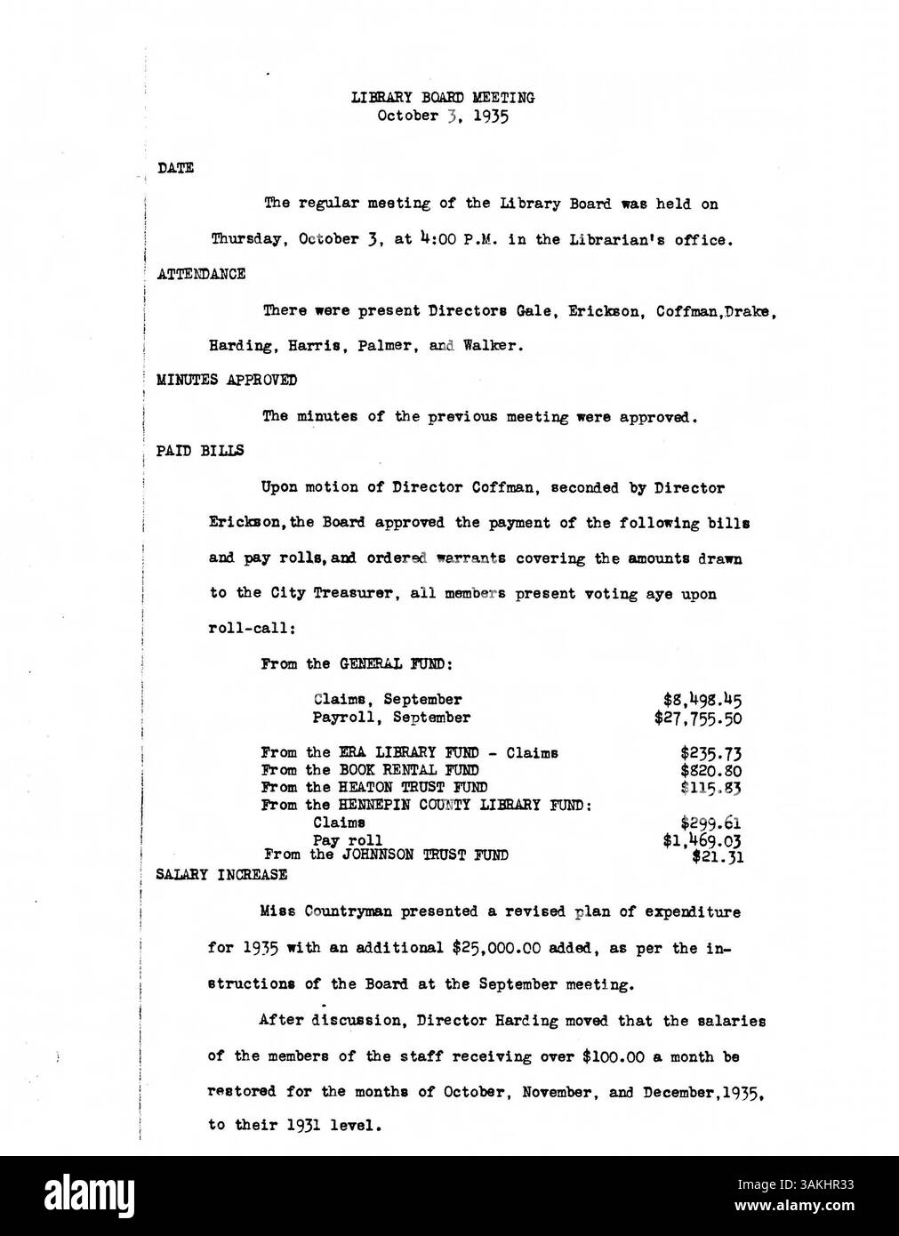 Die 1935 Minuten vom Verwaltungsrat der Minneapolis Public Library decken die administrativen Entscheidungen ab, die getroffen wurden, um den Bibliotheksbetrieb zu verbessern und die Dienste für die Gemeinde während der Großen Depression auszuweiten. Stockfoto