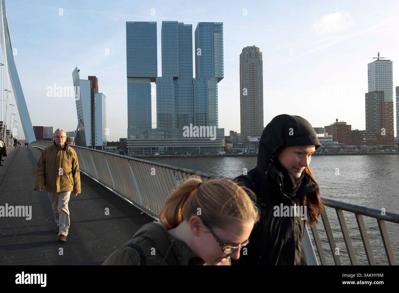 2. Dezember 2013 - Rotterdam, Niederlande - Menschen gehen auf der Erasmus-Brücke vor dem neuen Wolkenkratzer Rotterdam des berühmten niederländischen Architekten R. Koolhaas. (Bild: © Hans Van Rhoon/ZUMA Wire/ZUMAPRESS.com) Stockfoto