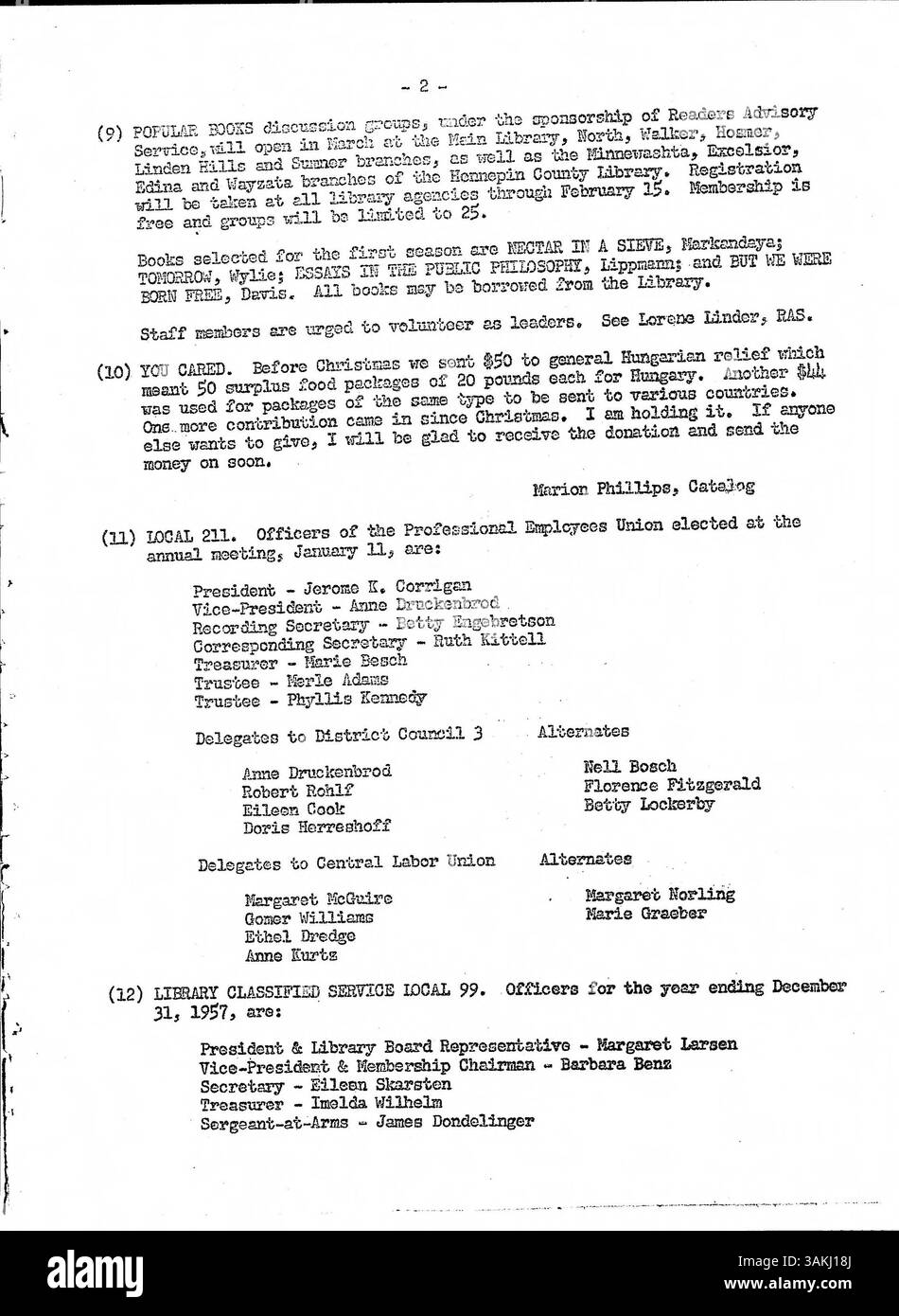 Das Minneapolis Public Library Bulletin 1957 bietet wöchentliche Kommunikation für Mitarbeiter mit Updates zu Bibliotheksbetrieb, Richtlinien und anderen wichtigen Informationen für Mitarbeiter. Stockfoto