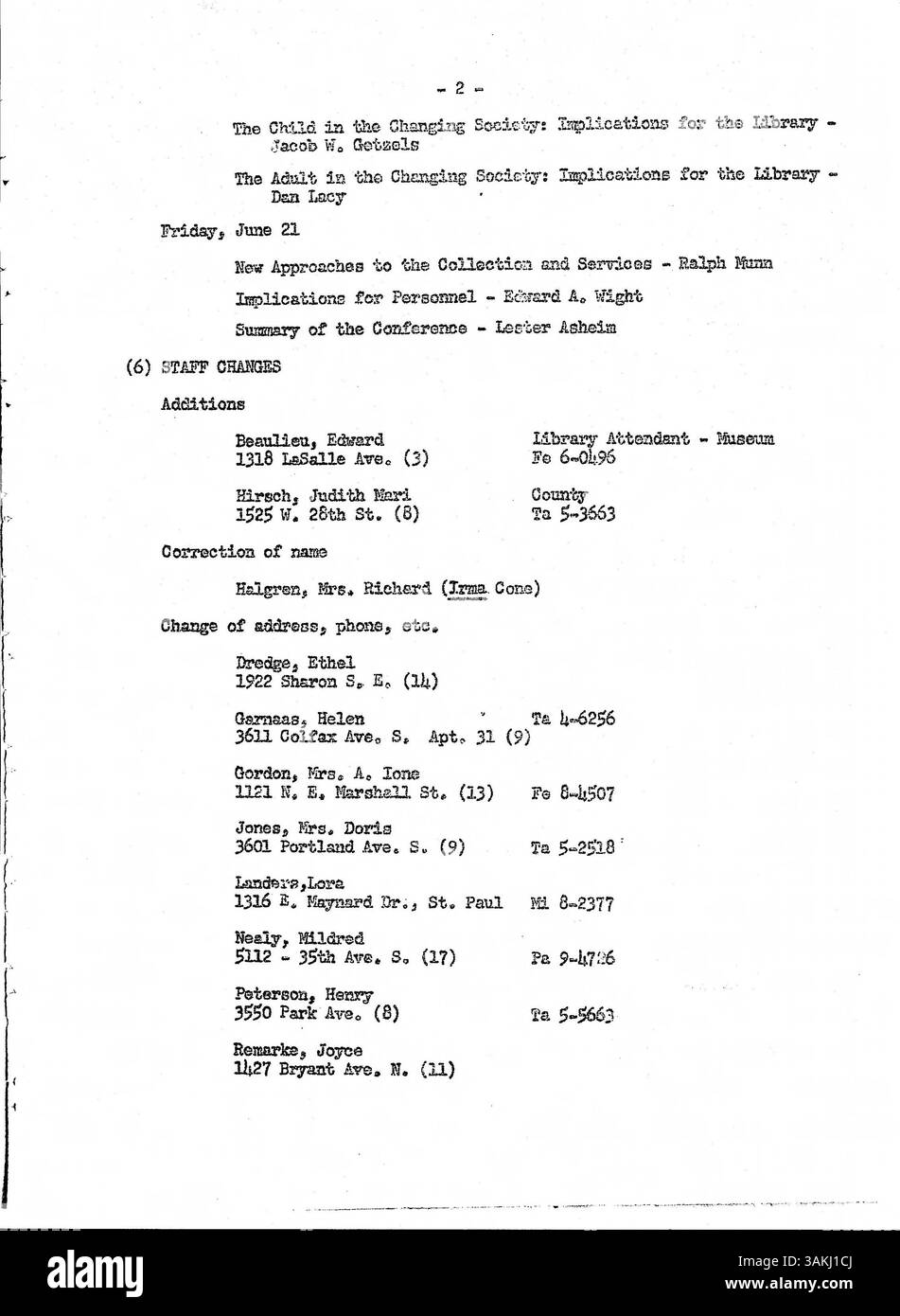 Dieses offizielle wöchentliche Bulletin von 1957 für Mitarbeiter der Minneapolis Public Library enthält Updates über den Bibliotheksbetrieb, Mitarbeiternachrichten und Veranstaltungen, die für die Bibliotheksgemeinschaft relevant sind. Stockfoto