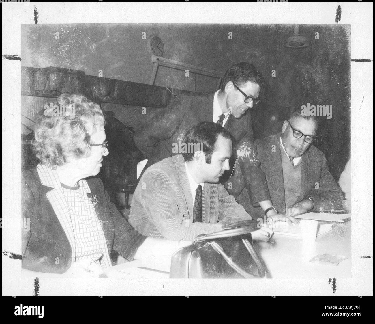 Vertreter von Schulen und der Gemeinde treffen sich, um Bildungsfragen zu diskutieren, darunter Pearle Anderson, Bruce Waller, Ron Brandt und Matt Johnson. Stockfoto Vertreter von Schulen und der Gemeinde treffen sich, um Bildungsfragen zu diskutieren, darunter Pearle Anderson, Bruce Waller, Ron Brandt und Matt Johnson. Stockfoto