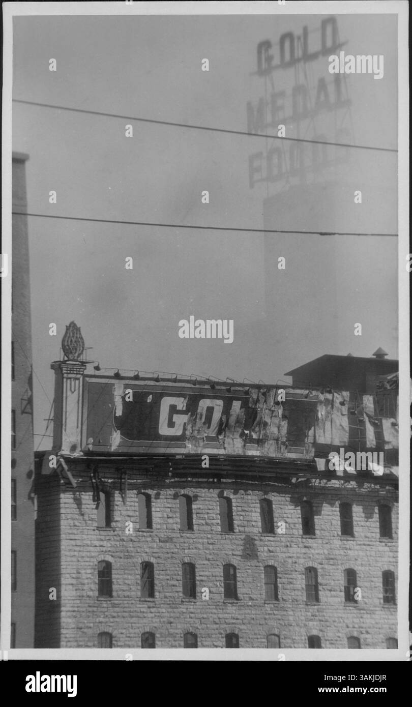 Das Feuer der Washburn Crosby „A“ Mill beschädigte das legendäre Mehl-Schild mit der Goldmedaille. Das Bild zeigt die Folgen des Feuers im Hennepin County. Stockfoto