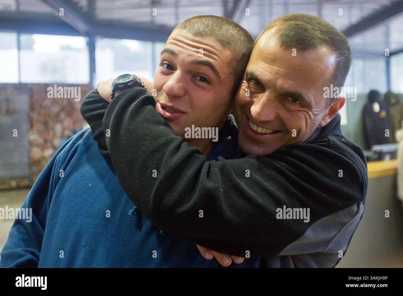 8. Dezember 2013 - Jerusalem, Israel - Ein Vater umarmt seinen Sohn fest, während der 18-jährige Rekrute sich im IDF-Entwurfszentrum auf dem Munition Hill präsentiert. Die israelischen Streitkräfte, eine Wehrpflicht-Armee, verlangen von Männern, dass sie drei Jahre lang dienen und von Frauen zwei Jahre lang. (Kreditbild: © Nir Alon/ZUMAPRESS.com) Stockfoto