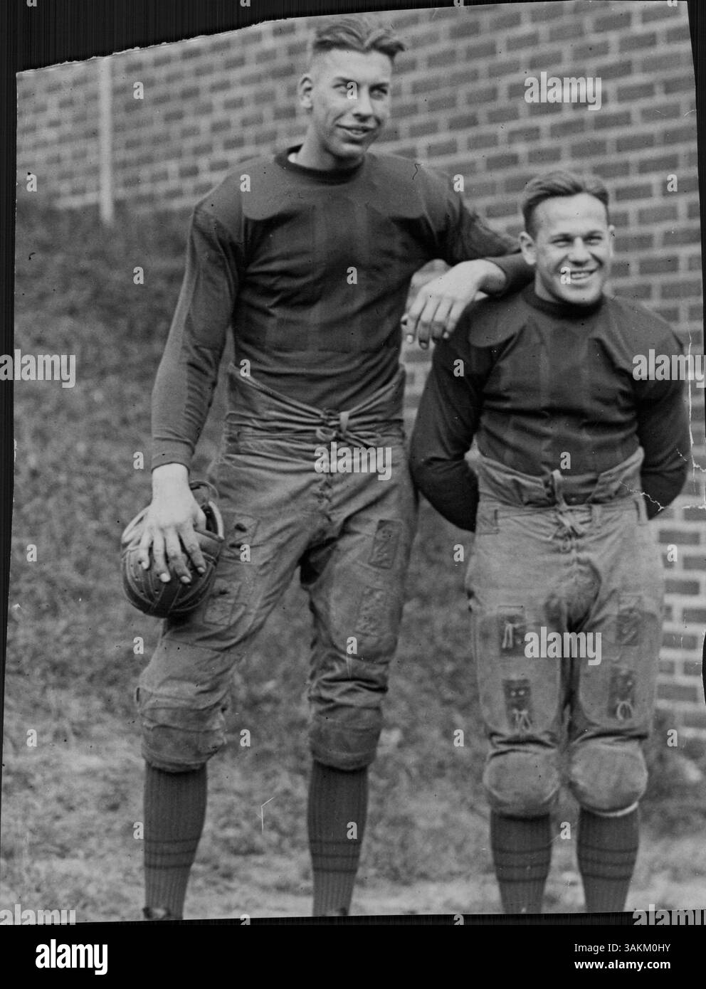 Duke Johnson und Shorty Almquist sind Mitglieder der University of Minnesota Gophers. Auf diesem Foto steht Johnson (links) größer als sein Teamkollege Almquist und zeigt ihr kontrastierendes Aussehen auf dem Feld. Stockfoto