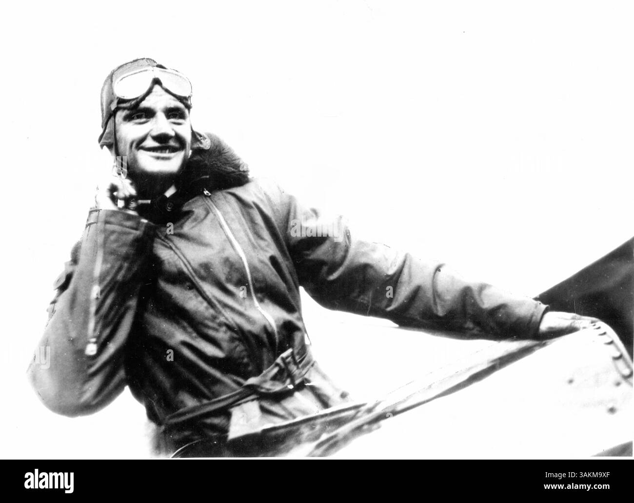 Charles 'Speed' Holman stellte den Weltrekord für aufeinanderfolgende Loops in einem Flugzeug auf, indem er 1.093 Loops in vier Stunden und 27 Minuten absolvierte. Holmans rekordbrechende Leistung zeigte außergewöhnliche Ausdauer und Pilotengeschick. Stockfoto