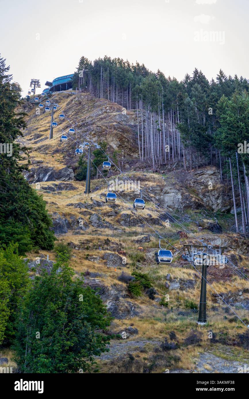 Queenstown, Neuseeland - 28. Februar 2025: Queenstown Gondola, eine berühmte Attraktion in Queenstown, Südinsel, Neuseeland Stockfoto