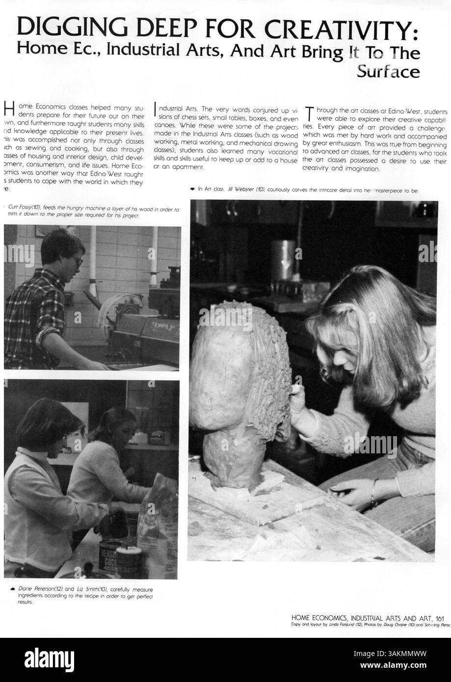 Diese Ausgabe des Windigo Jahrbuchs der Edina West High School dokumentiert das Schuljahr 1980-1981 und zeigt die Leistungen der Schüler, Beiträge der Lehrkräfte, sportliche Leistungen und außerschulische Aktivitäten. Stockfoto