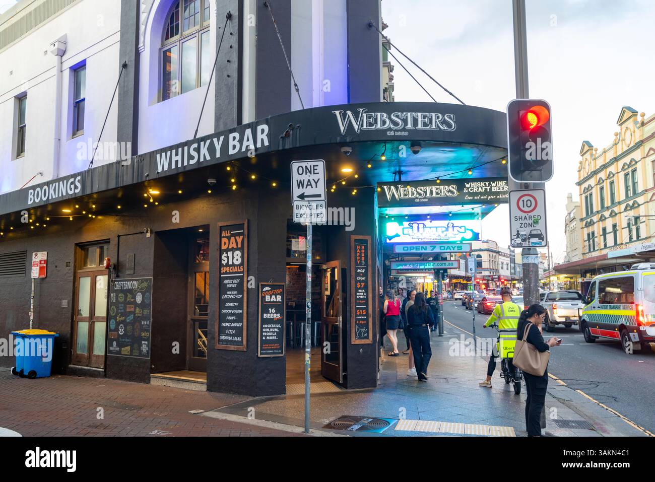 Newtown Sydney, Websters Whisky Bar und Craft Beer Pub in der King Street Samstagabend, NSW, Australien, 2025 Stockfoto