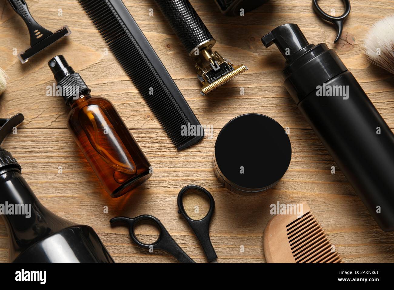 Moderner Trimmer und Rasierzubehör auf hölzernem Hintergrund Stockfoto