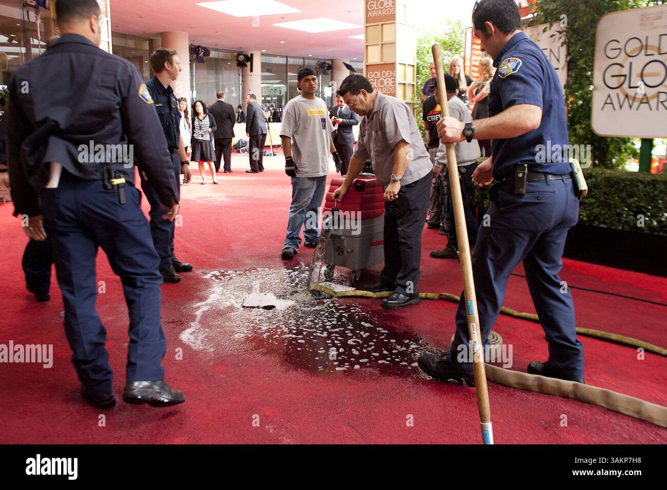 Januar 2014 - Beverly Hills, Kalifornien, USA S - Beverly Hills Fire Department arbeiten an der Seite der Beverly Hilton Hotelmitarbeiter arbeiten an der Trocknung des roten Teppichs vor den 71. Golden Globe Awards im Beverly Hilton Hotel. (Bild: © Prensa Internacional/ZUMAPRESS.com) Stockfoto