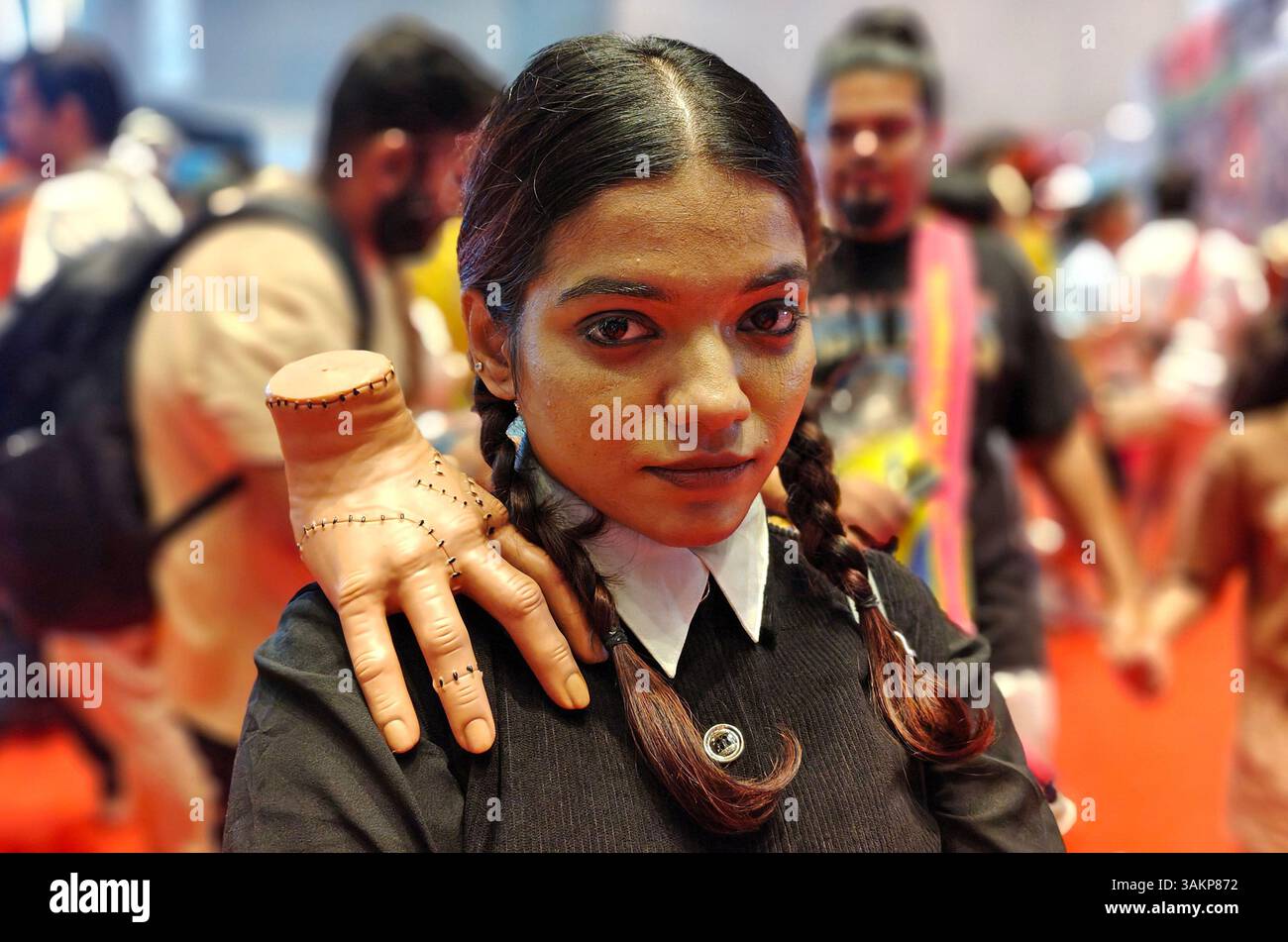 Mumbai, Indien. April 2025. Cosplayer, der mittwochs als Addams aus der Reihe „The Addams Family“ gekleidet ist, posiert für ein Foto auf der Comic Con-Veranstaltung. Die Veranstaltung war Zeuge zahlreicher Aktivitäten, Merchandise und Cosplayer, die Trends in Comicbüchern, tv, Filmen, Manga, Anime, Spiele und Animation unter anderem. (Foto: Ashish Vaishnav/SOPA Images/SIPA USA) Credit: SIPA USA/Alamy Live News Stockfoto