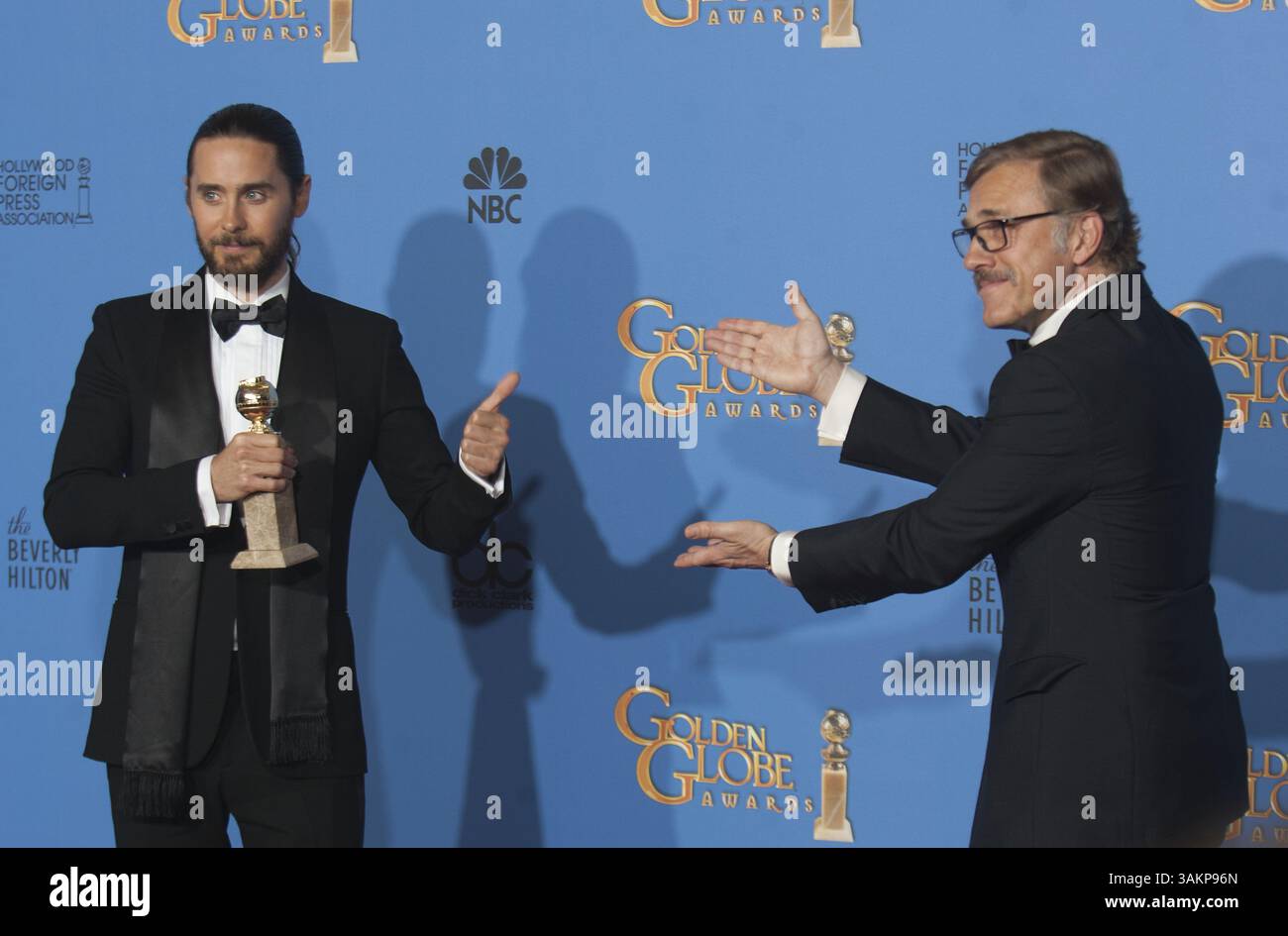 Januar 2014 - Beverly Hills, Kalifornien, USA S - Jared Leto posiert mit seinem Preis für die beste Nebenleistung in einem Film � Drama, Musical oder Komödie für seinen Auftritt im Dallas Buyers Club zusammen mit dem Schauspieler Christoph Waltz im Presseraum bei den 71. Jährlichen Golden Globe Awards im Beverly Hilton Hotel am 12. Januar 2014. (Bild: © Prensa Internacional/ZUMAPRESS.com) Stockfoto