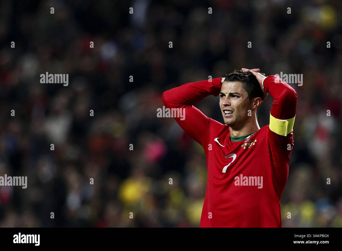 15. November 2013 - Lissabon, Portugal - Dateifoto des portugiesischen Fußballspielers Cristiano Ronaldo während eines Spiels zwischen Portugal und Schweden im Luz-Stadion in Lissabon am 15. November 2013. Cristiano Ronaldo ist zusammen mit dem Argentinier Lionel Messi und dem französischen Franck Ribery einer der drei Kandidaten, der bei der FIFA Ballon d'Or-Gala am Montag, 13. Januar 2014 ausgezeichnet wird. (Foto: © Pedro Nunes/ZUMAPRESS.com) Stockfoto