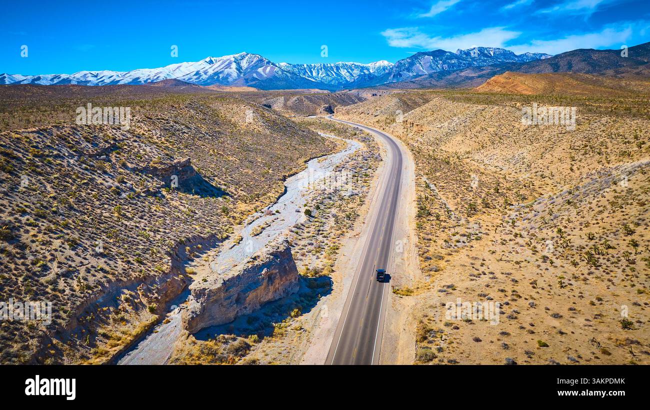 Aerial Desert Road mit Snowy Mountains in Nevada Weite Landschaft Stockfoto