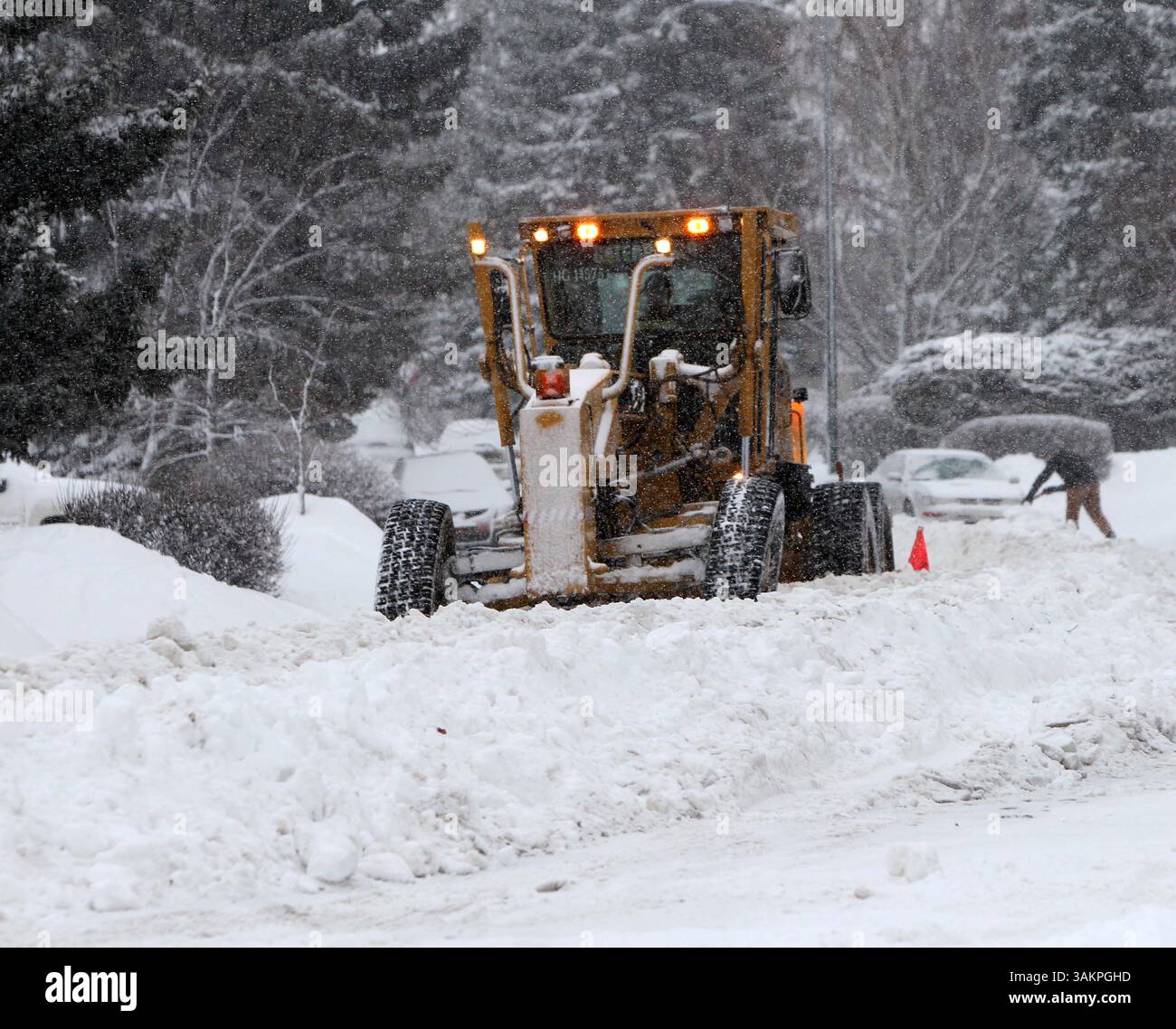 13. Januar 2014 - ab, Kanada - die Stadt Calgary und Einwohner auf Halifax Cres. Und 21str. N.W. sah sich während ihrer Schneeräumungsroutinen nach einem weiteren Wintersturm in Calgary, Alta, am Montag, den 13. Januar 2014 mit mehr Schnee konfrontiert. Darren Makowichuk/Calgary Sun/QMI Agency (Kreditbild: © Darren Makowichuk/QMI Agency/ZUMAPRESS.com) Stockfoto