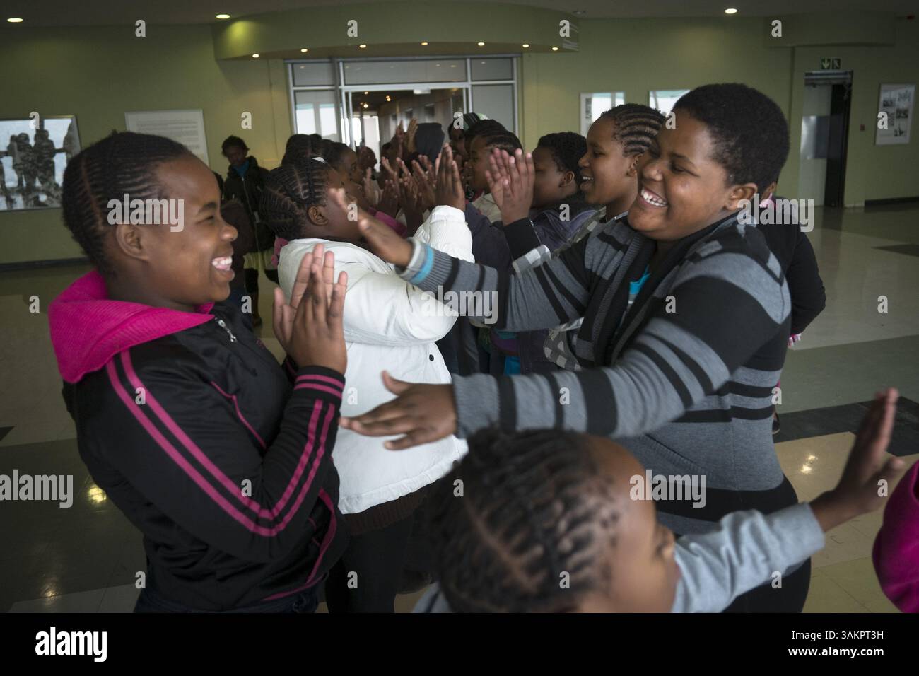 15. September 2012 - Johannesburg, Guateng, Südafrika - Schüler der vierten bis siebten Klasse der Ntuthuko Primary School aus Melmoth in KwaZulu Natal haben eine Zeit der Spiele und Tanz im ''Top of Africa'' im Carlton Center. Die Studenten waren am 15. September 2012 auf einer Exkursion nach Johannesburg. Die Schule ist ein Pflegezentrum für Waisen und schutzbedürftige Kinder. Sie liefern außerdem Uniformen und Nahrung für mehr als 10 Familien pro Monat. Fotos von Anacleto Rap©2012. (Bild: © Anacleto Rap/ZUMA Wire/ZUMAPRESS.com) Stockfoto