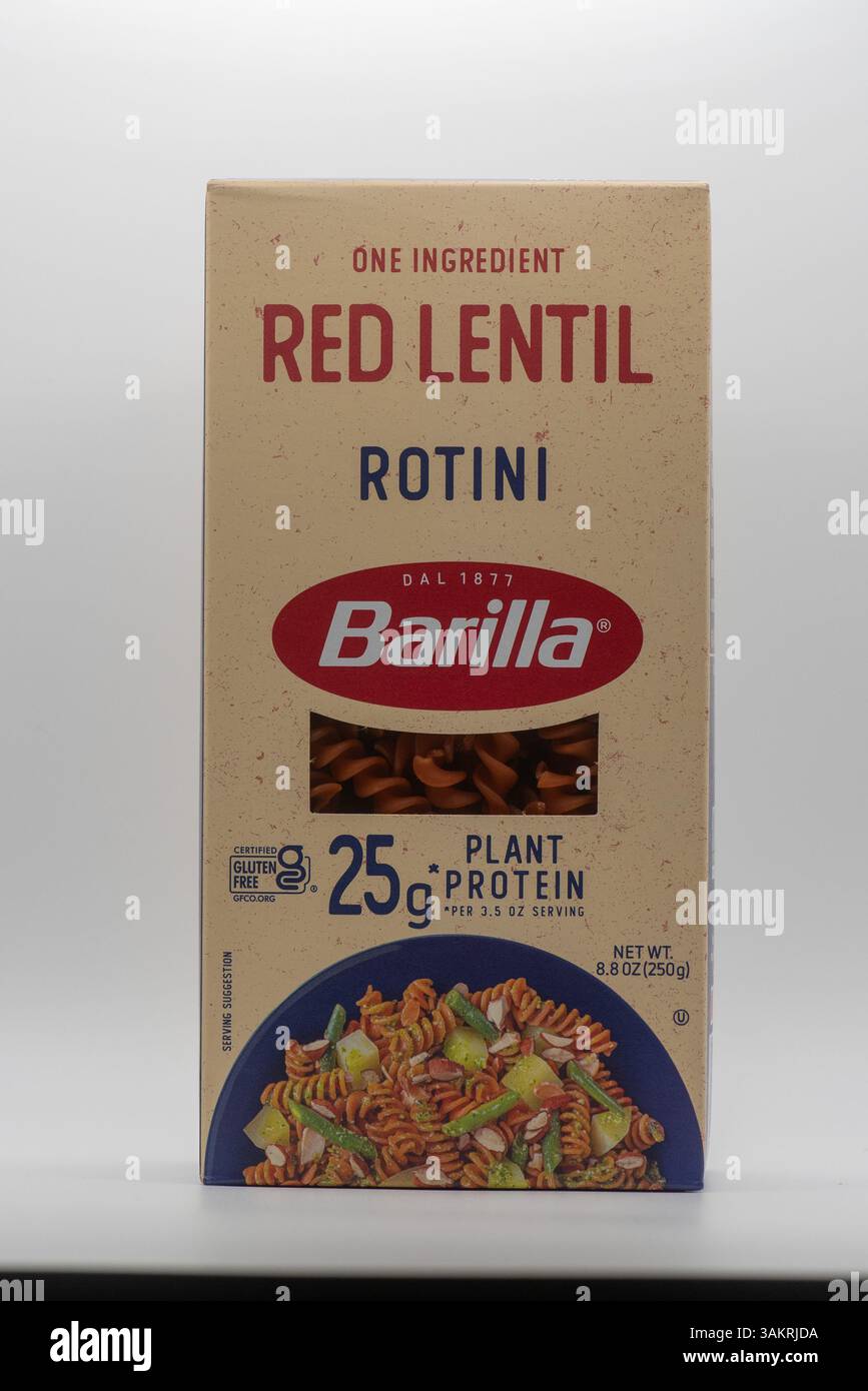 Davis, Kalifornien - 30. März 2025. Kiste mit Rotini Barilla Rotini, isoliert auf weißem Hintergrund. Rotes Linsenrotini ist eine glutenfreie Alternative zu Stockfoto