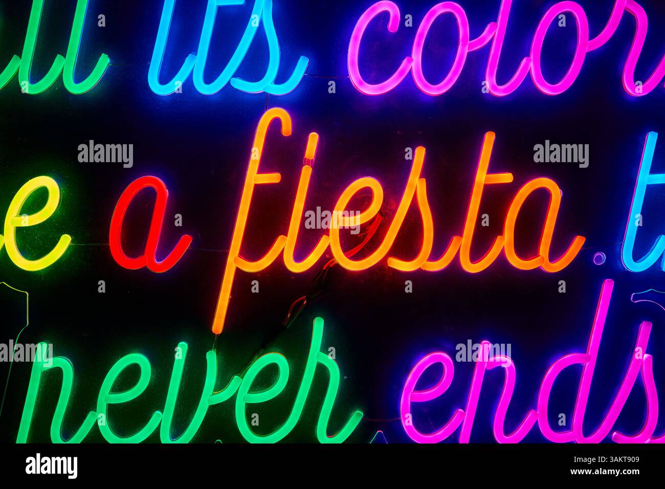 Lebendiges Neon Fiesta Sign Urban Nightlife Aus Augensicht Stockfoto