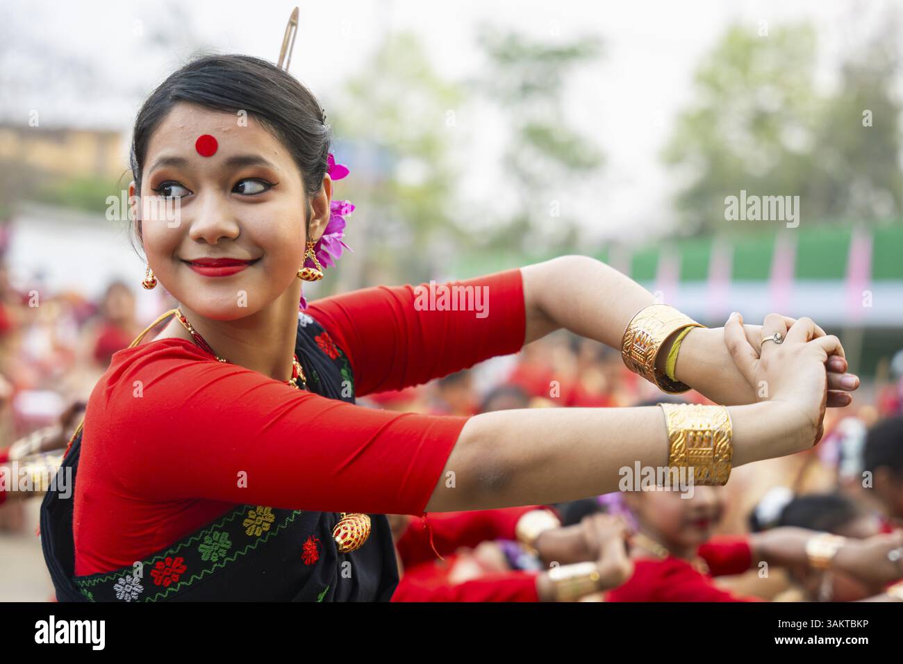 Teilnehmer mit einem Instruktor tanzen am letzten Tag eines Bihu Tanzworkshops vor dem Rongali Bihu Festival am 12. April in Guwahati, Assam, Indien Stockfoto