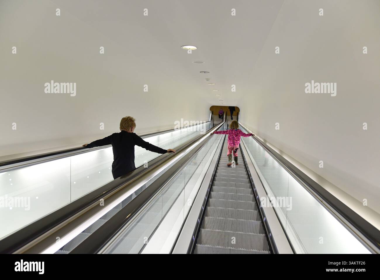 Rolltreppe in der neuen Erweiterung des Stedelijk Museums, einem Museum für moderne Kunst, Amsterdam, Noord-Holland, Niederlande Stockfoto