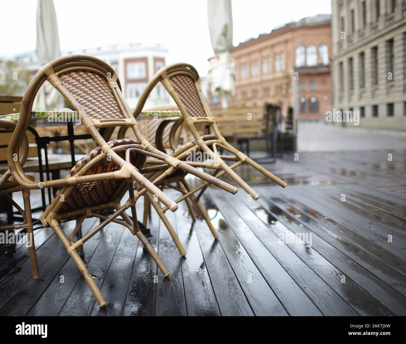 Leeres Straßencafé in Riga, Lettland, Europa Stockfoto