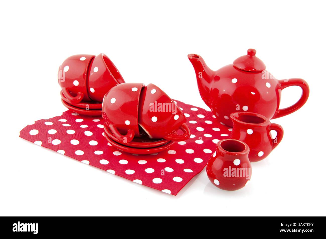 Kaffee oder Tee zu trinken, in rote Geschirr mit Flecken Stockfoto