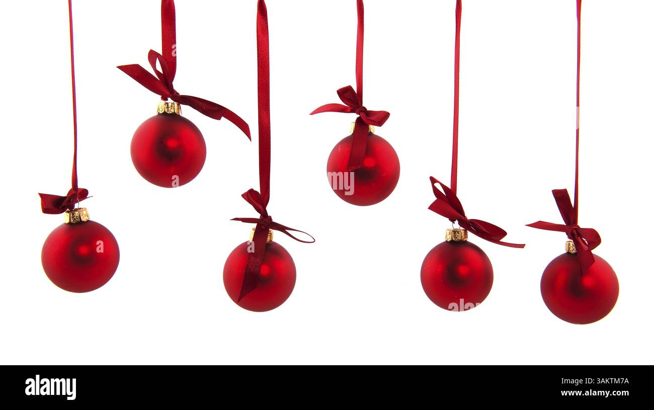 Hängenden roten Weihnachtskugeln mit Band über Weiß isoliert Stockfoto