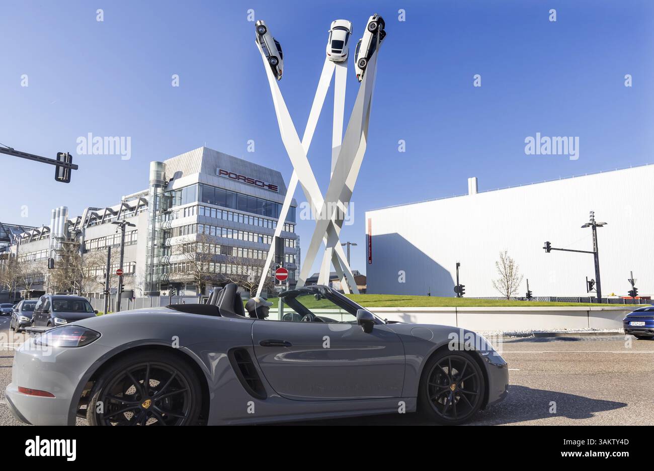 Inspiration 911 Kunstwerk von Gerry Judah: Drei bis zu 24 Meter hohe Stelen, die einen Porsche 911 präsentieren. Sportwagen vor dem Firmenhauptquar Stockfoto