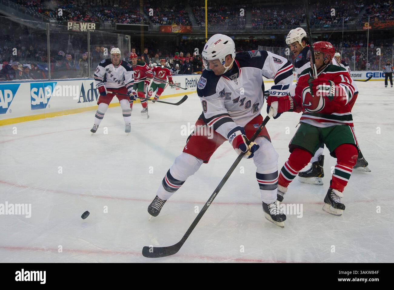 26. Januar 2014 - Manhattan, New York, U.. S - 26. Januar 2014: Kevin Klein (8), Verteidiger der New York Rangers, versucht, den Puck während des Spiels der Coors Light NHL Stadium Series zwischen den New York Rangers und den New Jersey Devils im Yankee Stadium in der Bronx, New York, zu beseitigen. Die New York Rangers besiegen die New Jersey Devils mit 7:3. (Kreditbild: â Kostas Lymperopoulos/Cal Sport Media)(Kreditbild: © Kostas Lymperopoulos/Cal Sport Media/ZUMAPRESS.com) Stockfoto