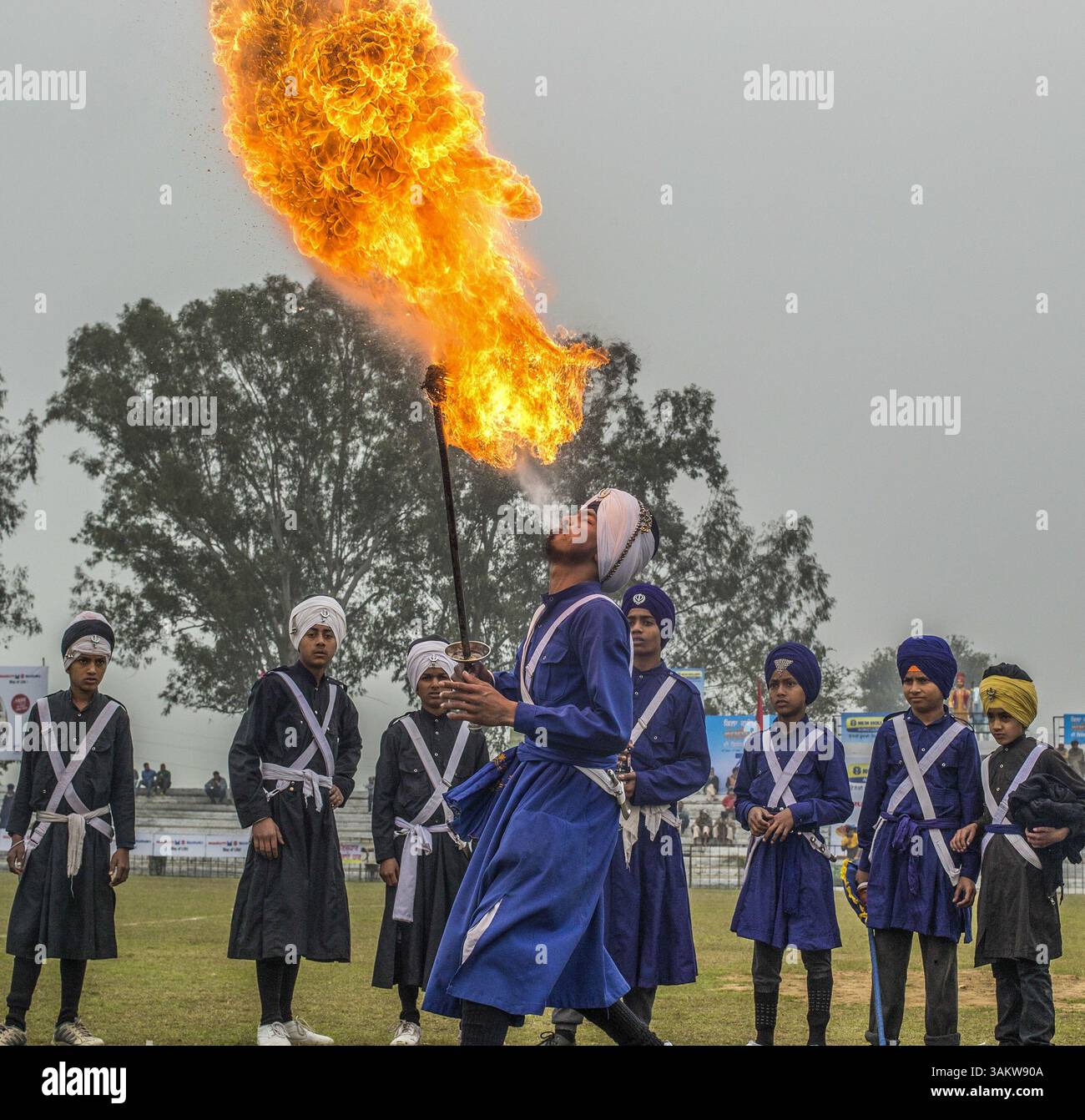 1. Februar 2014 - Kila Raipur, Punjab, Indien - die 78. Ausgabe der „olympischen spiele auf dem Land“ in Indien endete am Sonntag, 2. Februar 2014 in Kila Raipur, Punjab. Das dreitägige Festival feierte den Stolz des ländlichen Landes in der Heimat der Sikhs und beinhaltete Karren-Rennen, Zeltpegging, Pferderücken und kulturelle Veranstaltungen wie Bhangra und Gidda. (Bild: © Jiti Chadha/ZUMAPRESS.com) Stockfoto