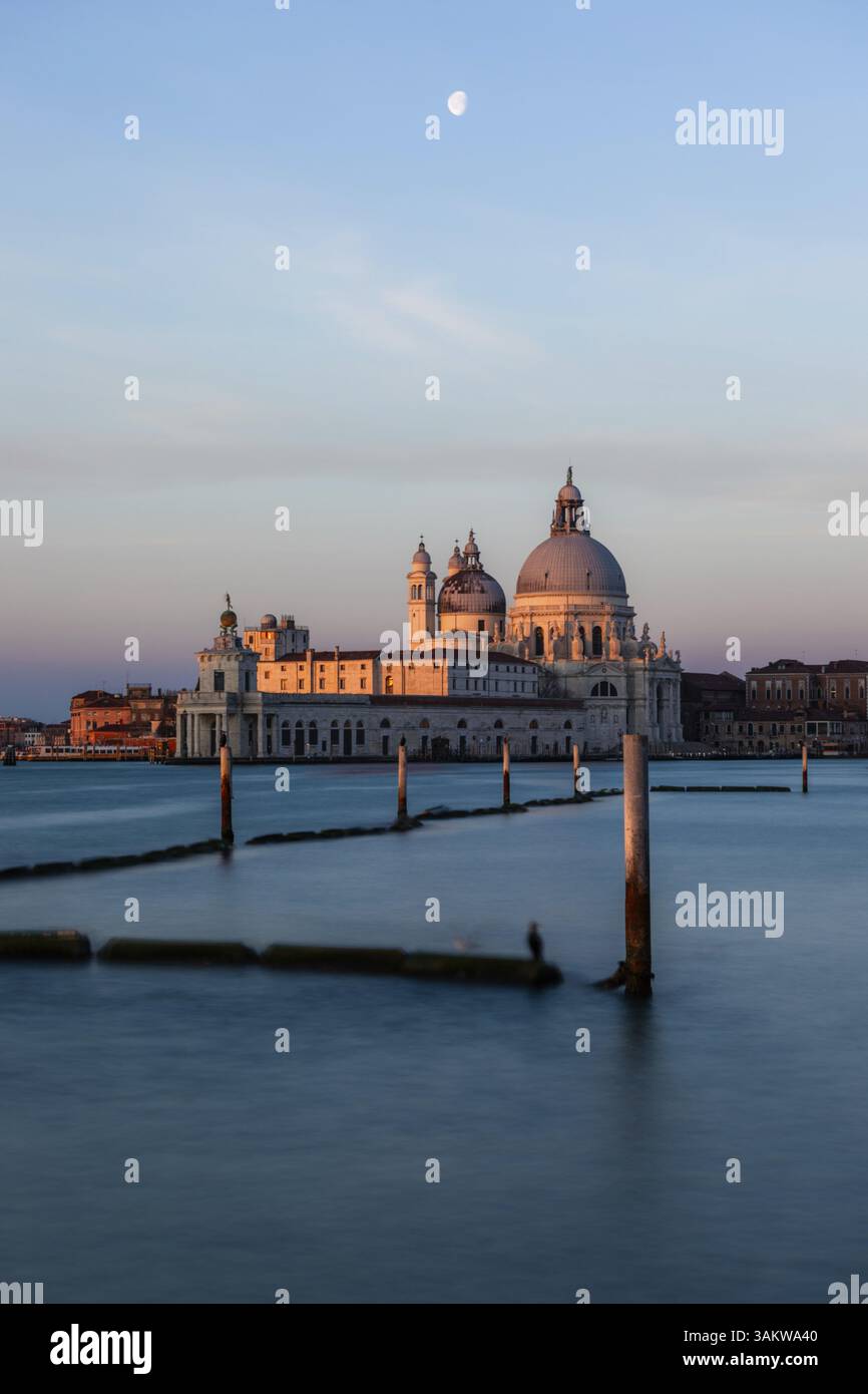 Morgenatmosphäre, Mond über der Kirche Santa Maria della Salute im Morgenlicht, Venedig, Italien, Europa Stockfoto