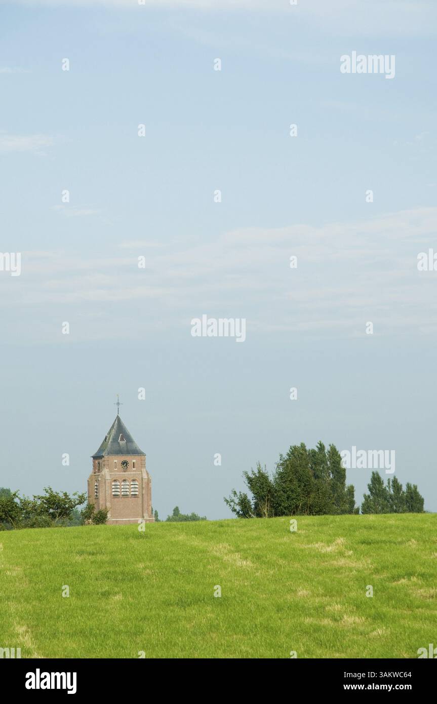 Kirchturm in der belgischen Landschaft Kemmel entspringt dem Hügel Stockfoto