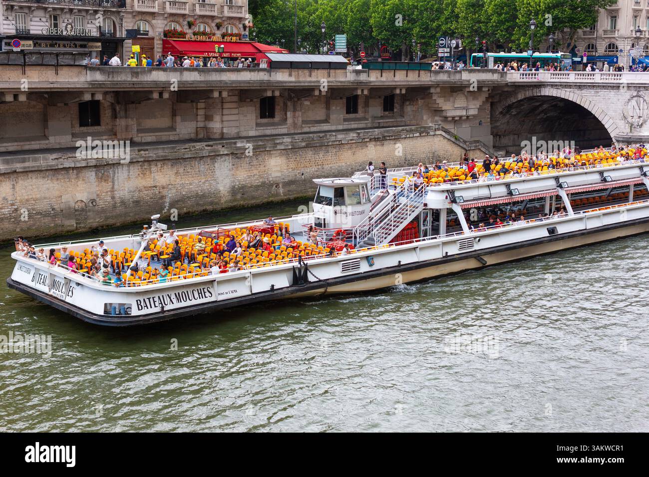 Paris, Frankreich - 23. Juli 2010 : Ausflugsschiff auf dem südlichen Zweig der seine in der Gegend von Saint-Michel. Stockfoto
