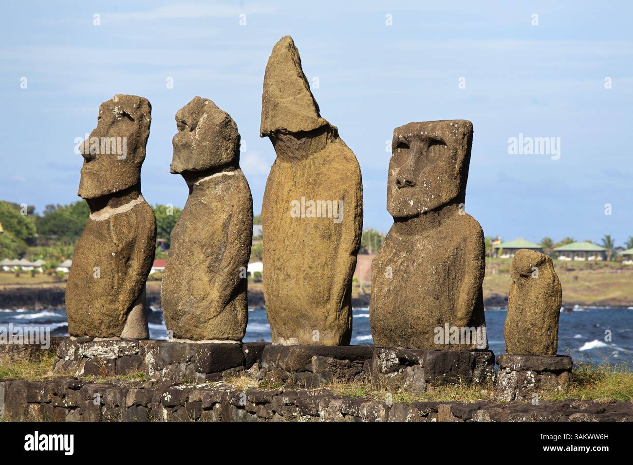 Moai Statuen in einer Reihe an Ostern Insel Stockfoto