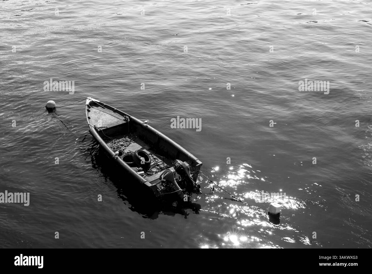 Boot auf dem Fluss Douro in der Nähe der Promenade Cais da Ribeirai in Porto, Portugal, Europa Stockfoto