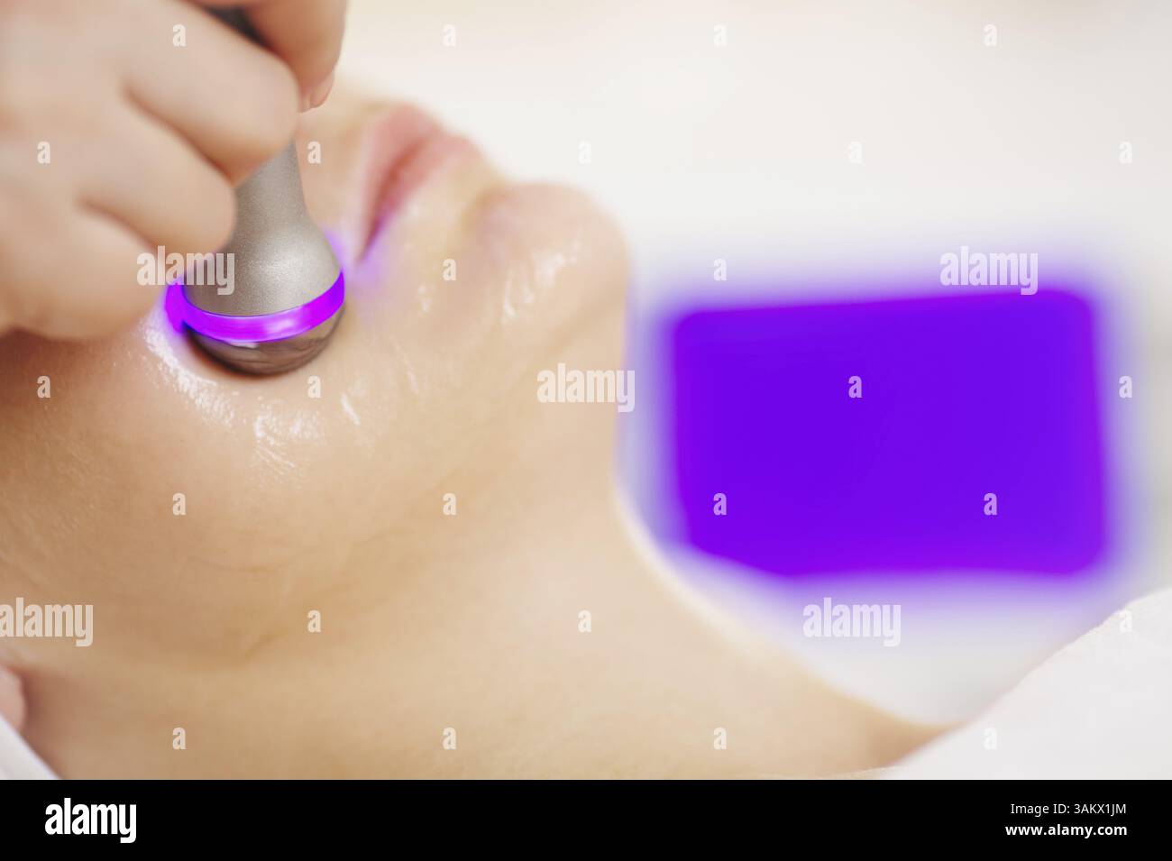 Makroaufnahme der Frau unter Aufhebung von kosmetikerin mit besonderer Ausstattung Stockfoto