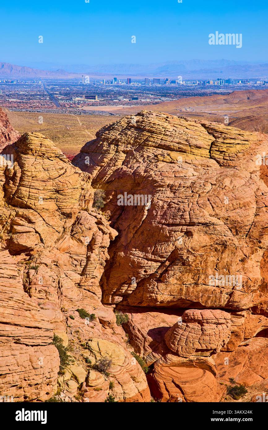 Red Rock Canyon und Las Vegas Skyline aus der Vogelperspektive Stockfoto