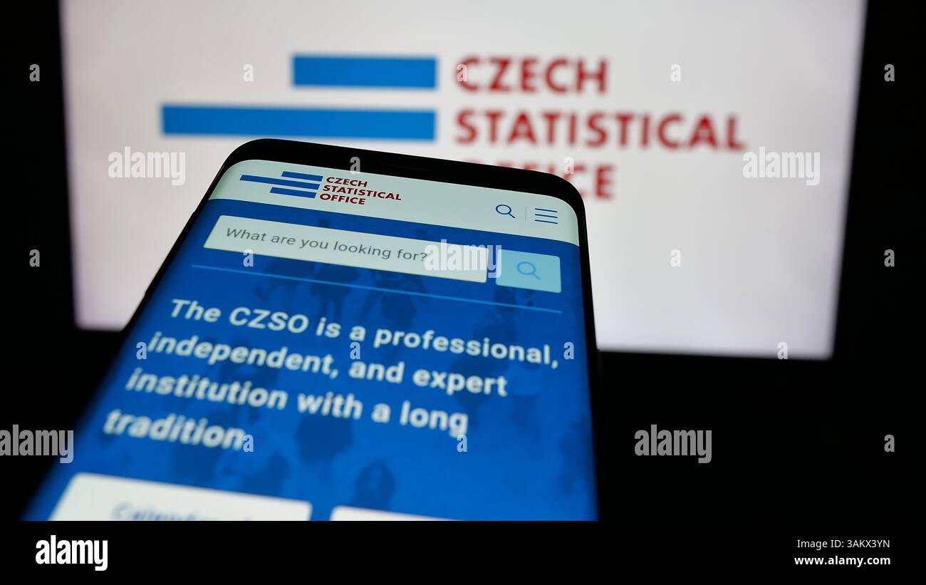 Stuttgart, Deutschland - 22.11.2024: Mobiltelefon mit Website des tschechischen Statistischen Amtes (CSO) vor dem Logo. Stockfoto