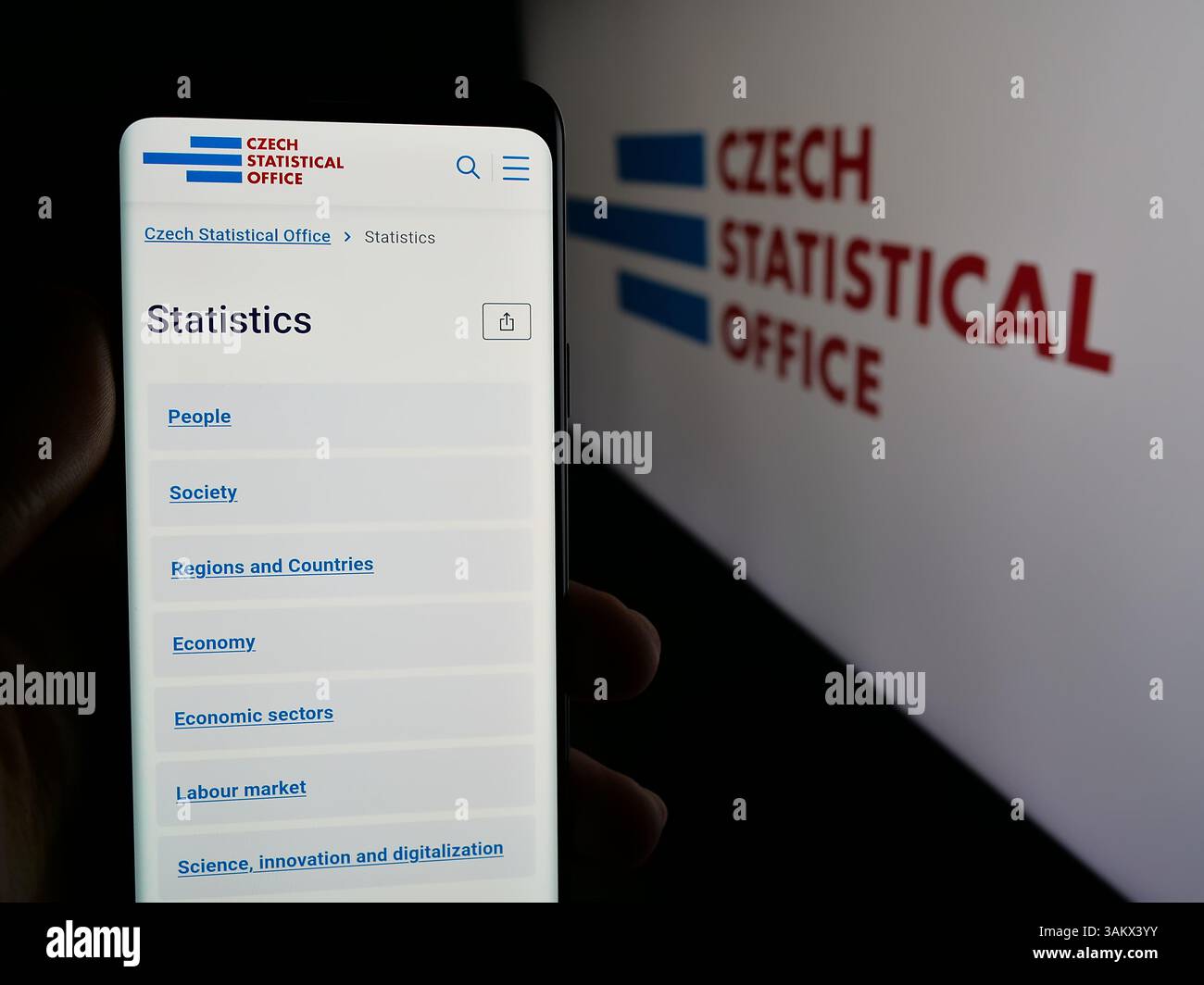 Stuttgart, Deutschland - 22.11.2024: Person, die ein Smartphone hält, auf dem die Webseite des tschechischen Statistischen Amtes (CSO) vor dem Logo angezeigt wird. Stockfoto