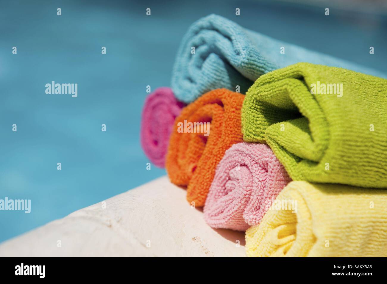 Schwimmbad, Pool, bunt, gerollt, Handtücher Stockfoto