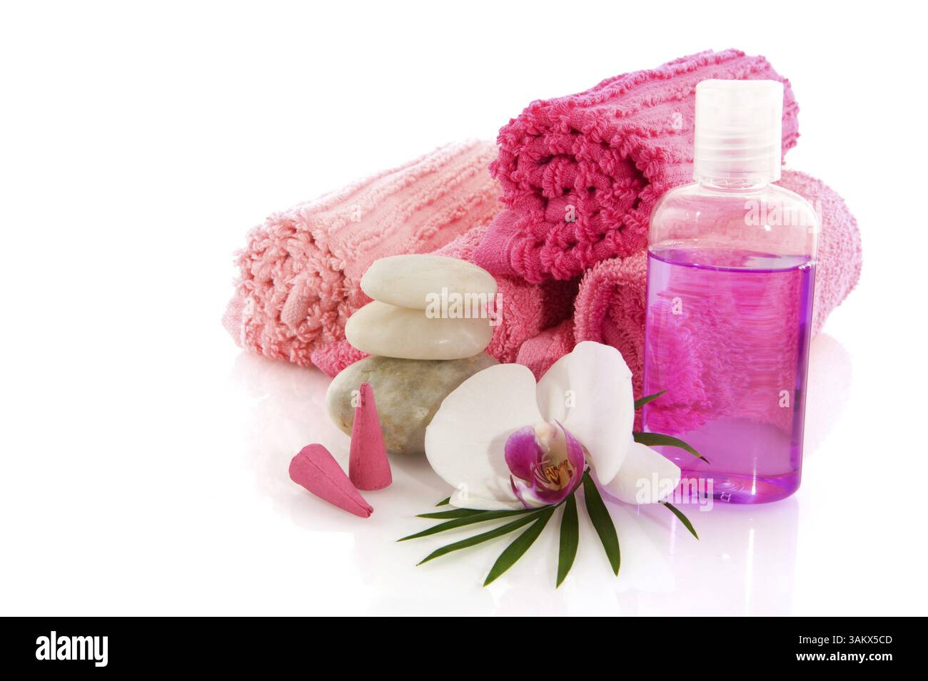 Wellness in Pink mit Orchideen und Flüssigkeiten Stockfoto