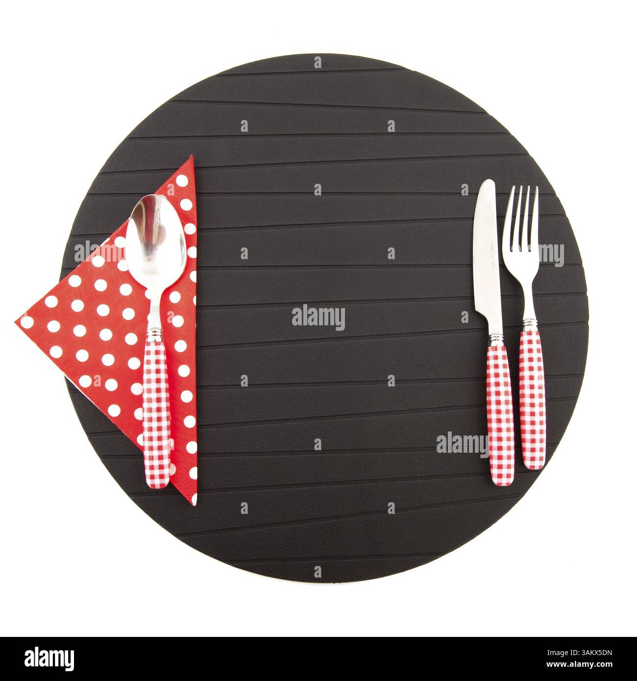 Rote Platzdeckchen mit karierten Cutleray und gepunktete Serviette Stockfoto