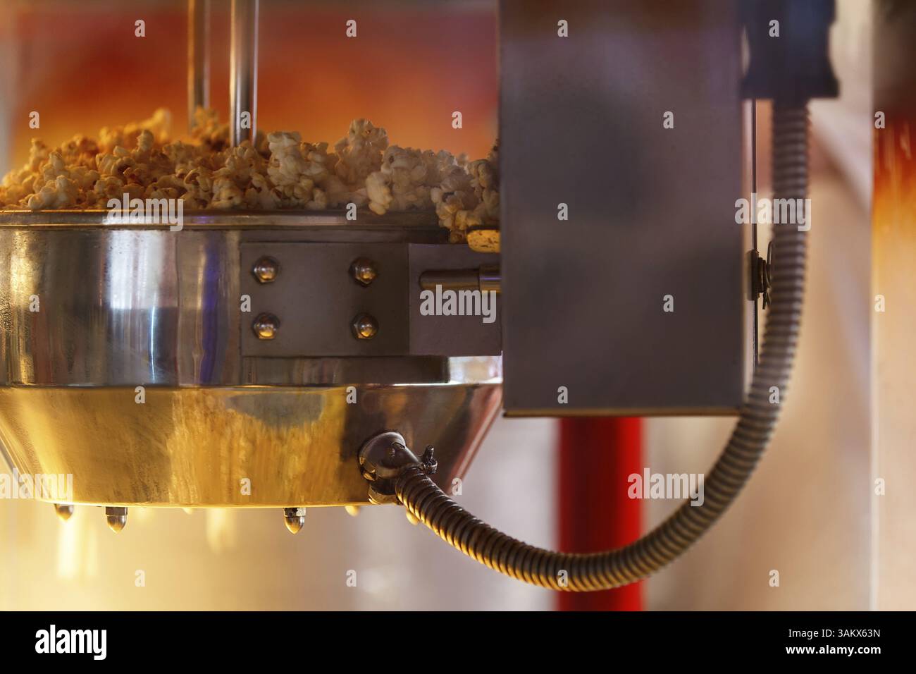 Maschine zum Kochen von Popcorn. Nahaufnahme mit natürlichem Licht Stockfoto